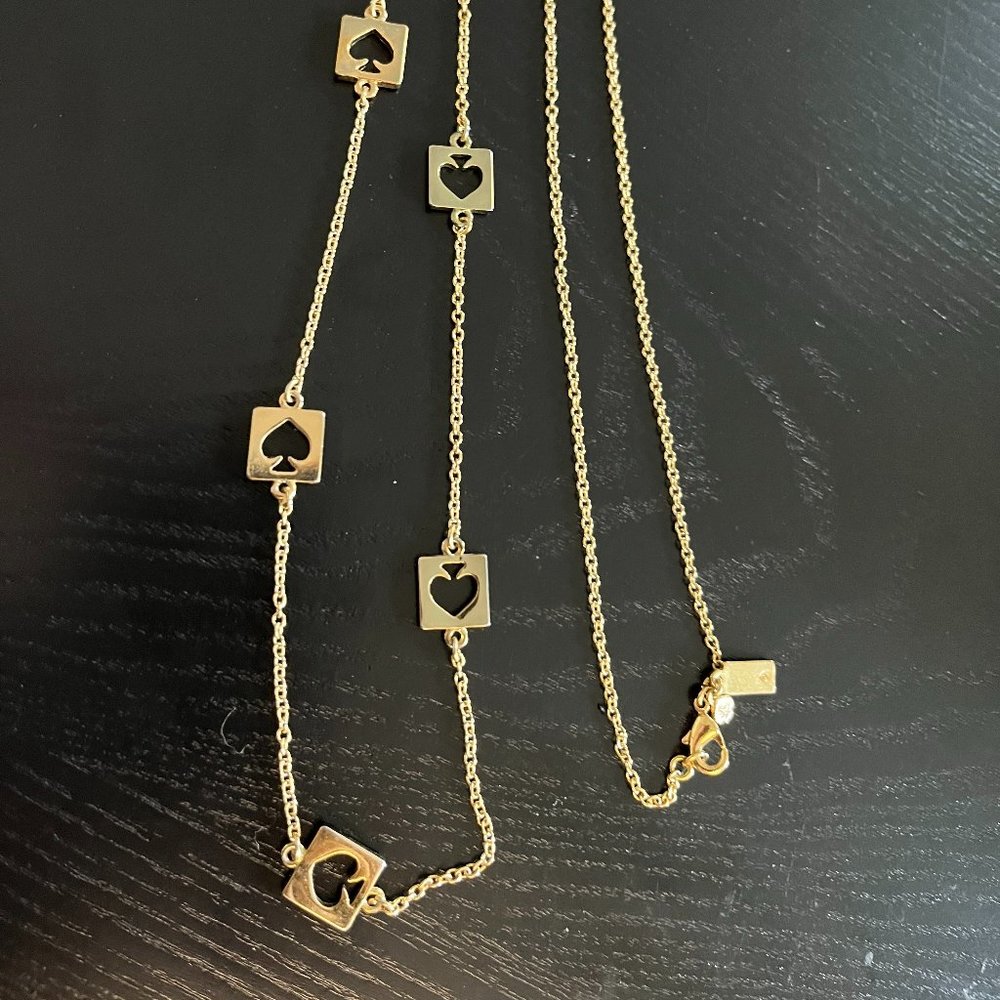 Long gold-tone chain with spade motif
